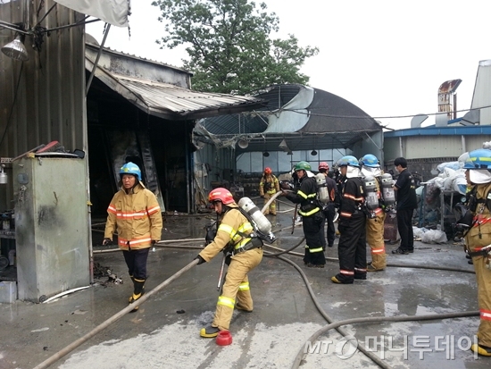 지난 12일 오후 3시45분쯤 수원시 권선구 고색동의 자동차 정비업소에서 화재가 발생해 서둔119안전센터와 주변 119안전센터에서 소방대원들이 출동했다./ 사진=최동수 기자