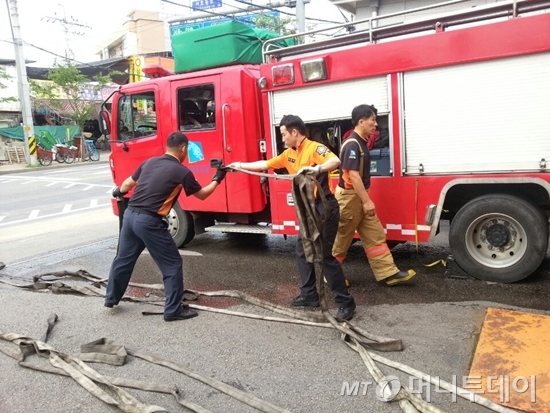지난 12일 오후 3시45분쯤 수원시 권선구 고색동의 자동차 정비업소에서 화재가 발생해 서둔119안전센터와 주변 119안전센터에서 소방대원들이 출동했다./ 사진=최동수 기자