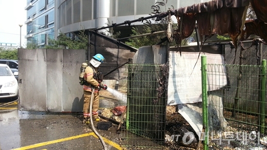 지난 12일 오후 3시45분쯤 수원시 권선구 고색동의 자동차 정비업소에서 화재가 발생해 서둔119안전센터와 주변 119안전센터에서 소방대원들이 출동했다./ 사진=최동수 기자