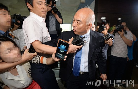 (서울=뉴스1) 박지혜 기자 문창극 국무총리 후보자가 16일 오전 서울 종로구 정부서울청사 창성동 별관에 출근하던 중 취재진에게 손을 붙잡히고 있다. 2014.6.16/뉴스1