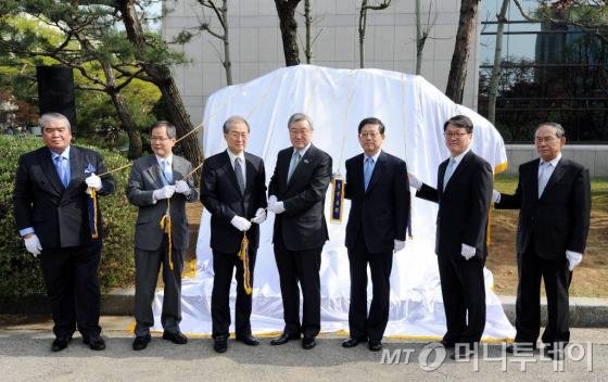 (서울=뉴스1) 박세연 기자 = 24일 오후 서울 서초구 국립외교원에서 열린 국립외교원 개원식에서 김황식 국무총리를 비롯한 주요 참석자들이 제막식을 갖고 있다. 오른쪽부터 김용규 외교협회장, 김병국 국립외교원장, 김황식 국무총리, 김성환 외교통상부 장관, 박태호 통상교섭본부장, 천영우 외교안보수석, 비탈리