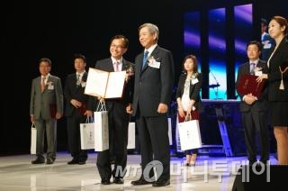 지난 13일 KBS홀에서 개최된 ‘2014 대한민국 세종대왕 나눔 봉사 대상’에서 에듀윌 윤병현 이사(왼쪽)가 시상 후 정진규 후원회장(오른쪽)과 기념촬영을 하고 있다./사진제공=에듀윌