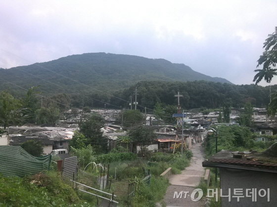 강남구청이 최근 서울시 산하 SH공사가 제안한 '1가구당 1필지(또는 1주택) 공급 원칙'을 담은 '개발 계획안'을 반려함에 구룡마을 사업이 백지화 위기에 놓였다. 사진은 구룡마을 전경. / 사진=머니투데이 DB