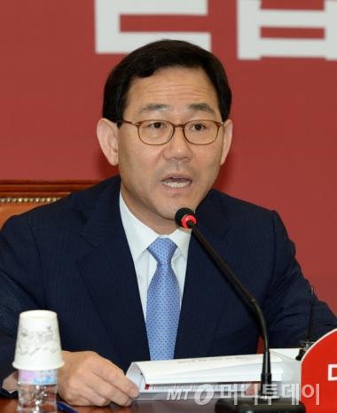 (서울=뉴스1) 박철중 기자= 주호영 새누리당 정책위의장이 9일 오전 서울 여의도 국회 당대표실에서 열린 비상대책위원회의에서 "지난 6·4지방선거 교육감 선거가 깜깜이 선거, 로또 선거 였다"며 임명제로의 전환 취지발언을 하고 있다. 2014.6.9/뉴스1