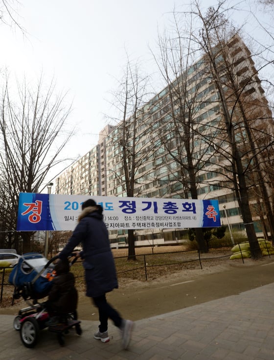 오는 7월부터 서울시 내 재건축,재개발 등 정비사업 조합의 사업자등록이 의무화된다. 사진은 서울 송파구 잠실의 한 재건축 아파트단지. 2014.2.19/뉴스1