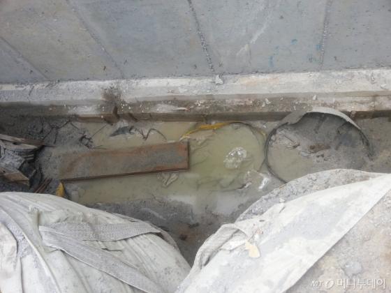 S-Oil 공장 부지에 방치된 자일렌 오염토양이 빗물에 쓸려 사고 현장으로 섞여 내려왔다. /사진=최우영 기자