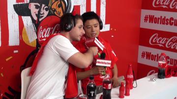 코카-콜라가 제공하는 응원 부스인 Coca-Cola #Worldscup zone 에서 주한 러시아인 세르디와 그의 한국인 친구 민한을 초대해 각 팀을 응원하고있다.