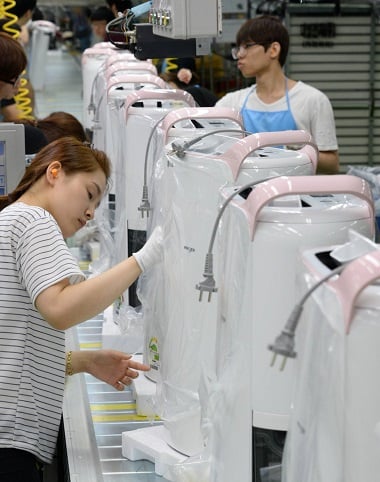 18일 경남 창원 성산동 LG전자 창원2공장 RAC생산라인에서 직원들이 '휘센 칼라하리 제습기'를 생산하고 있다. /사진 제공=LG전자