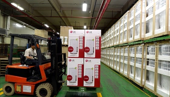 18일 경남 창원 성산동 LG전자 창원2공장 RAC생산라인에서 직원들이 '휘센 손흥민 에어컨'를 생산하기 위해 분주히 움직이고 있다. /사진 제공=LG전자