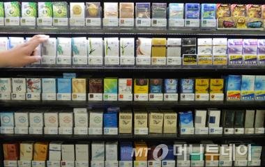(서울=뉴스1) 손형주 기자 12일 오후 서울 시내의 한 담배가게에 담배가 진열되어 있다. <br><br>이날 정부는 "세계보건기구(WHO)의 담배 값 세금 인상 권고를 받아들여 담뱃세 인상을 강력하게 추진할 계획"이라는 강력한 의지를 천명했다. <br>2014.6.12/뉴스1