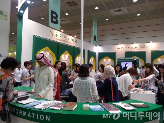 '2014 서울국제도서전'에서 사우디아라비 부스에서 전통의상(토브)을 입은 출판계 관계자가 사우디아라비아 문화와 출판에 대해서 설명하고 있다. /사진=이언주 기자