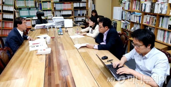 박원순 서울 시장(왼쪽)과 본지 이승형 사회부장(오른쪽 가운데)이 대담을 나누고 있다.