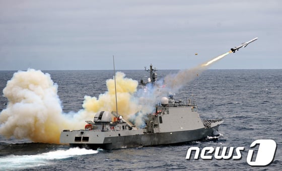 해군 1함대 해상전투단이 20일 동해상에서 북한 잠수함 침투에 대응한 실사격 훈련을 실시했다. 유도탄고속함인 박동진함에서 함대함 유도탄인 '해성'을 발사하고 있다. 2014.6.20/뉴스1 © News1 사진공동취재단