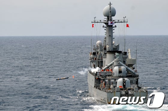 해군 1함대 해상전투단이 20일 동해상에서 북한 잠수함 침투에 대응한 실사격 훈련을 실시했다. 초계함인 원주함에서 잠수함을 파괴하는 어뢰 '청상어'가 발사되고 있다. 2014.6.20/뉴스1 © News1 사진공동취재단