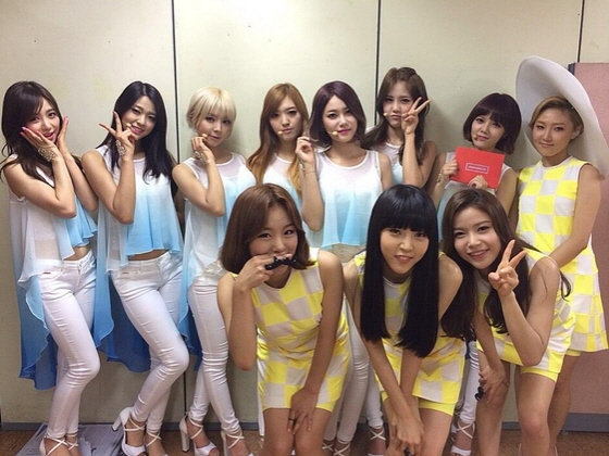 걸그룹 AOA(하늘색)와 마마무(노란색) /사진=마마무 트위터(@WA_Mamamoo)