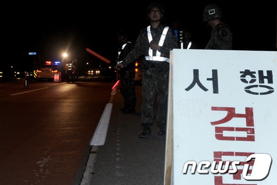 21일 오후 8시15분께 군경이 강원 고성군 토성면 용촌리 일대 도로에서고성군 간성읍 동부전선 22사단 소속부대 GOP서 발생한 총기난사 사건의 가해자로 지목된 임모 병장을 검거하기 위해 합동 검문을 벌이고 있다. 2014.6.22/뉴스1 © News1 서근영 기자