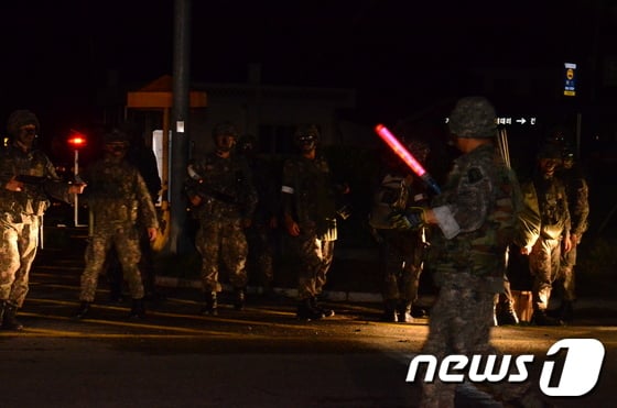 22일 오전 2시40분께 강원 고성군 간성읍 대대리에서 육군 22사단 헌병대가 A병장을 찾기 위해 수색을 벌이고 있다.전날 저녁 8시15분께 강원 고성군 육군 22사단 GOP(휴전선을 지키는 일반전초)에서 경계근무를 서던 A병장이 K-2 소총을 난사해 5명이 사망하고 7명이 부상을 입었다. 2014.6.22/뉴스1 © News1 엄용주