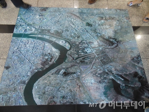 쎄트렉아이의 주력제품 'SPACE EYE1'에서 촬영한 북한 평양 능라도 인근의 모습. 가로세로 1m를 한 점으로 인식하는 고해상도 사진이다. 주요 도로의 분포나 도로 위 자동차, 건물 등을 인식하는 데 어려움이 없다. /사진=황국상기자