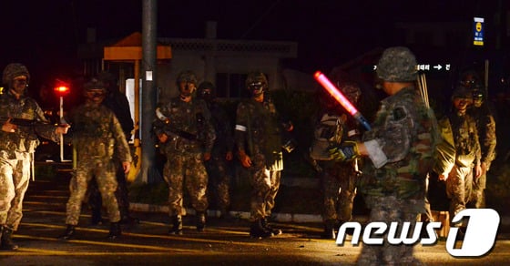 육군 22사단 헌병대가 22일 오전 2시40분께 강원 고성군 간성읍 대대리에서 GOP근무중 총기난사 후 도주한 임모 병장을 찾기 위해 수색작전을 하고 있다.21일 저녁 8시15분께 강원 고성군 육군 22사단 GOP(휴전선을 지키는 일반전초)에서 경계근무를 서던 임모 병장은 K-2 소총을 난사해 5명이 사망하고 7명이 부상을 입었다. 군은 해당부대 전지역에 '진돗개하나'를 발령하고 임병장의 도주로를 차단, 포위망을 좁혀가고 있다. 2014.6.22/뉴스1 © News1   엄용주 기자