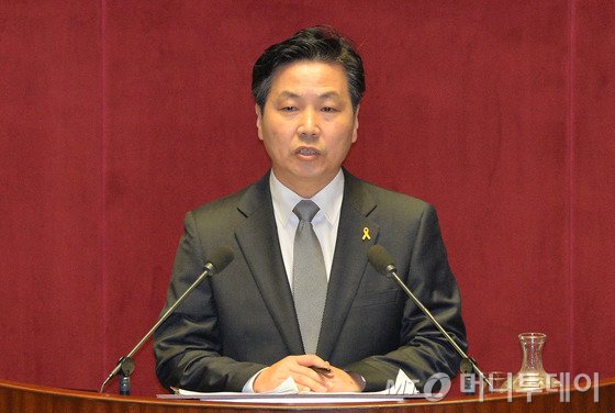 (서울=뉴스1) 박철중 기자= 홍종학 새정치민주연합 의원이 19일 오전 서울 여의도 국회의사당에서 열린 제326회 국회(임시회) 제2차 본회의에서 경제분야 대정부 질문을 하고 있다. 2014.6.19/뉴스1