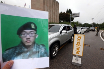 (고성=뉴스1) 한재호 기자 12사단 장병들이 22일 강원도 고성군 간성읍 진부령 고개에 임시건문소를 설치하고 동부전선 GOP(일반전초) 총기난사 사건을 저지르고 무장 탈영한 임모 병장 사진을 참고해 지나는 차량들을 검문 검색하고 있다.  21일 저녁 8시15분께 강원 고성군 육군 22사단 GOP(휴전선을 지키는 일반전초)에서 경계근무를 서던 임모 병장은 K-2 소총을 난사해 5명이 사망하고 7명이 부상을 입었다. 군은 해당부대 전지역에 "진돗개하나"를 발령하고 임병장의 도주로를 차단, 포위망을 좁혀가던 중 고성군 현내면 명파초등학교 부근에서 탈영병과 교전을 벌였다. 2014.6.22/뉴스1