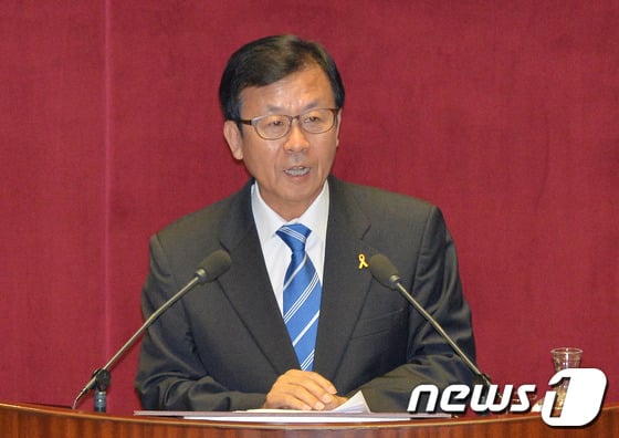 원혜영 새정치민주연합 의원이 18일 오전 서울 여의도 국회에서 열린 본회의에서 대정부 질문을 하고 있다. © News1 박철중 기자