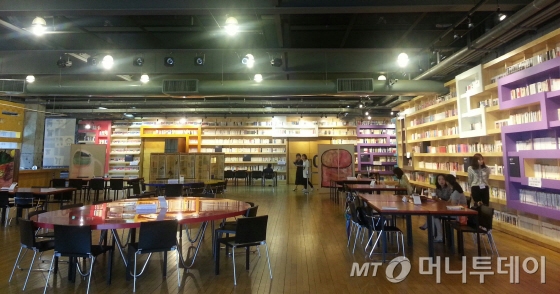 '지혜의 숲2'는 출판사 기증도서 코너로 출판사별로 책을 볼 수 있다. 넓은 공간에는 커피전문점이 입점해 있으며, 음료를 주문해서 원하는 테이블에 앉아 마음껏 책을 읽을 수 있다. /사진=이언주 기자