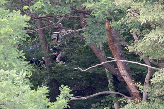 지난 23일 강원도 고성군 현내면 마차진리 야산에서 육군 22사단 GOP(일반전초) 총기 난사 탈영병 임모 병장이 군병력과 대치하고 있는 가운데 임 병장의 가족들이 군관계자들과 투항을 설득하고 있다. 이날 오후 수색대에 포위댄 채 10m거리에서 아버지와 대화하던 임병장은 옆구리에 총을 쏘고 자살을 시도했다./사진=뉴스1