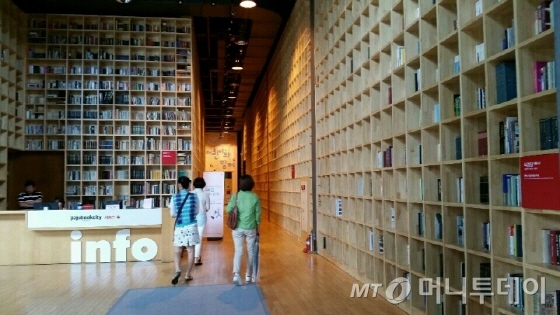 '지혜의 숲1'은 국내 학자와 전문가들이 기증한 책이 소장된 공간으로 문학·역사·철학·사회과학·예술 등 다양한 분야의 인문학 도서를 만날 수 있다. 오전 10시 문을 열자 이용객들이 모여들기 시작했다.