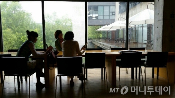 고급스럽고 편안한 분위기의 '지혜의 숲'은 클래식음악이 잔잔하게 흐른다. /사진=김현숙 어린이도서연구회 회원