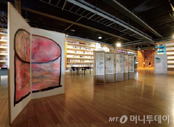 '지혜의 숲' 공간에 김혜련 작가의 작품이 어우러진 모습. 개관 프로젝트로 열리고 있는 '책 속으로, 김혜련의 병풍놀이'전시가 9월30일까지 이어진다. /사진제공=출판도시문화재단