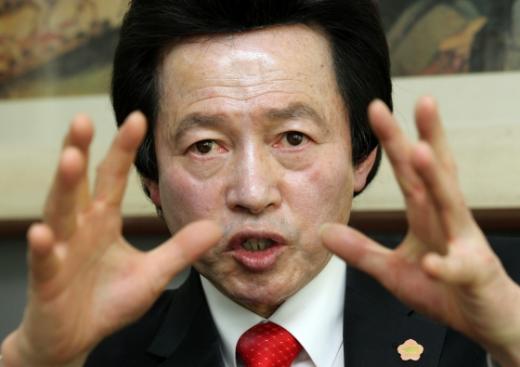 ↑ '내 눈을 바라봐'라고 말하는 듯한 위 인물은 본 기사 내용과 관계가 없습니다