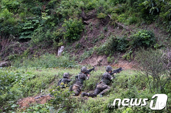 서울=뉴스1) 배상은 기자 = 지난 23일 임 병장과 추격부대가 대치한 상황