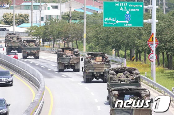 지난 22일 강원도 인제군 국도에서 육군 병력을 실은 수십여대의 작전차량들이 동부전선 GOP(일반전초) 총기난사 사건이 벌어진 고성 방면으로 향하고 있다./ 사진=뉴스1