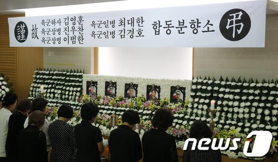 지난 24일 경기도 성남시 분당구 율동 국군수도통합병원 장례식장에 마련된 동부전선 GOP 난사 사건 순직 장병 합동분향소을 찾은 조문객들이 순직 장병들을 애도하고 있다./ 사진=뉴스1