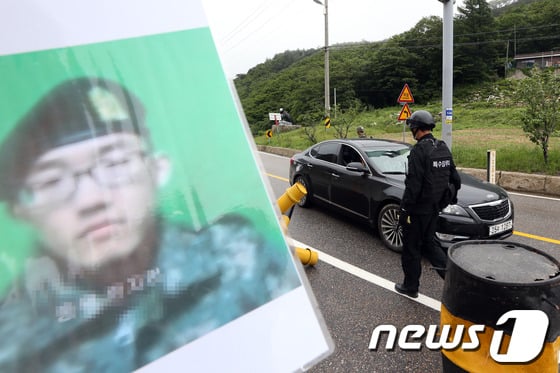 12사단 장병들이 22일 강원도 고성군 간성읍 진부령 고개에 임시건문소를 설치하고 동부전선 GOP(일반전초) 총기난사 사건을 저지르고 무장 탈영한 임모 병장 사진을 참고해 지나는 차량들을 검문 검색하고 있다.21일 저녁 8시15분께 강원 고성군 육군 22사단 GOP(휴전선을 지키는 일반전초)에서 경계근무를 서던 임모 병장은 K-2 소총을 난사해 5명이 사망하고 7명이 부상을 입었다. 군은 해당부대 전지역에 '진돗개하나'를 발령하고 임병장의 도주로를 차단, 포위망을 좁혀가던 중 고성군 현내면 명파초등학교 부근에서 탈영병과 교전을 벌였다. 2014.6.22/뉴스1 ⓒ News1 한재호 기자