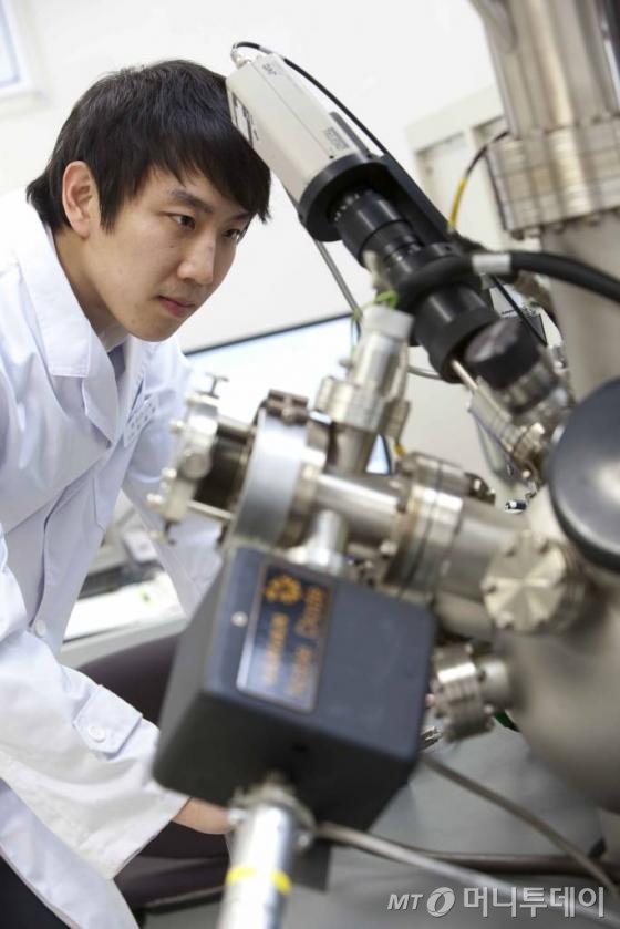 충남 당진에 위치한 현대제철기술연구소 실험실에서 한 연구원이 광학현미경으로 금속의 조직을 분석하고 있다/사진=현대제철