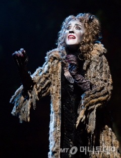 한때 매혹적인 고양이던 '그리자벨라'가 지난날을 추억하며 '메모리'를 부르고 있다. /사진제공=설앤컴퍼니