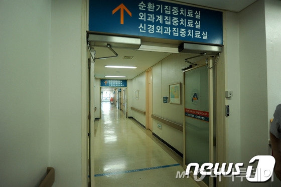 25일 생포직전 자살시도를 한 임 병장이 수술을 받고 회복 중인 강릉아산병원 순환기집중치료실(중환자실) 복도. /뉴스1 ⓒ News1 서근영 기자