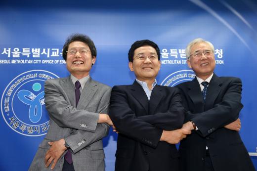 (서울=뉴스1) 한재호 기자 = 조희연 서울시교육감 당선자와 고승덕 후보, 문용린 교육감(왼쪽부터)이 26일 오후 서울시교육청에서 공동 기자회견을 마치고 손을 맞잡고 있다. 2014.6.26/뉴스1