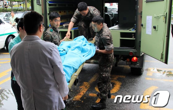 23일 오후 강릉아산병원 응급실 앞에서 가짜 임병장이 들것에 실려 내려지고 있다. . 2014.6.23/뉴스1 © News1 신효재 기자