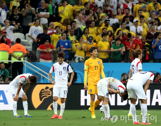 대한민국 축구 대표팀 선수들이 27일 (한국시간) 브라질 상파울루의 아레나 데 상파울루에서 열린 2014 브라질 월드컵 조별 리그 최종 3차전 벨기에와의 경기에서 0대 1로 패하며 16강 진출이 좌절되자 낙담하고 있다./ 상파울루(브라질)=뉴스1