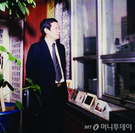 1972년 11월 새로운 각오로 삼보증권 사무실을 유네스코 회관 건물로 확장 이전했다. 그 무렵 창 밖을 바라보며 사업 구상을 하고 있는 필자.