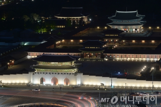 서울 종로구 경복궁에 환하게 불이 밝혀져 있다. /사진제공=뉴스1