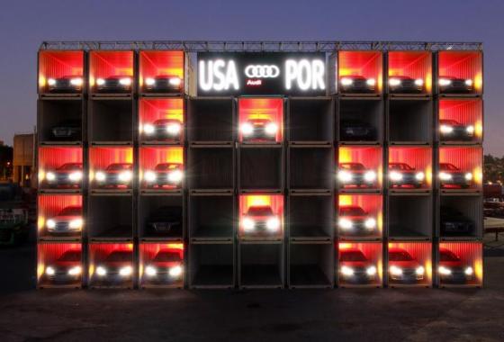 28대의 아우디 플래그십 세단 'A8' 헤드라이트로 불을 밝힌 초대형 LED 축구 전광판/사진=유튜브 영상 캡쳐