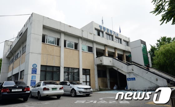 서울 영등포 등기소가 철거되고 그 자리에 서울남부지방법원 광역등기소가 새로 들어선다.27일 철거를 앞둔 영등포 등기소 전경. 2014.6.27/뉴스1 © News1   허경 기자