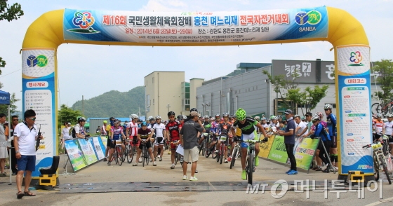 28일 홍천 며느리재 전국자전거대회 참가자들이 복합향토문화단지에서 도로독주 경기에 나서고 있다./사진=박정웅 기자