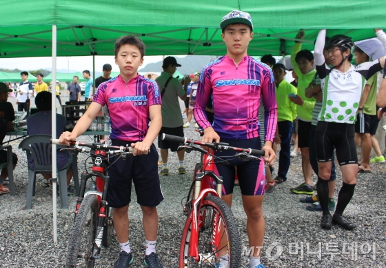 사이클 종목에 출전해 성인 이상의 기량을 뽐낸 최영민·민혁(송파중 3·2학년) 형제/사진=박정웅 기자