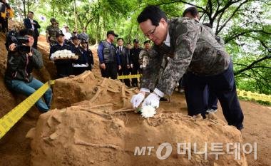 (연천=뉴스1) 박세연 기자 정의화 국회의장이 24일 오전 경기도 연천군 중면 진명산 6.25전사자 유해발굴 현장을 방문해 헌화를 하고 있다. 2014.6.24/뉴스1