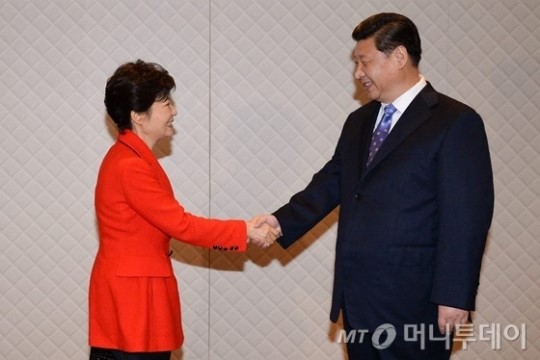 박근혜 대통령이 올해 3월 23일 네덜란드 헤이그에서 열린 한-중 정상회담에서 시진핑 중국 국가주석과 악수를 나누고 있다./사진=청와대 페이스북